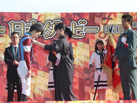 松山（左）にメダルをかける見上愛（中央）。右は竹内涼真（撮影・佐々木彰尚）