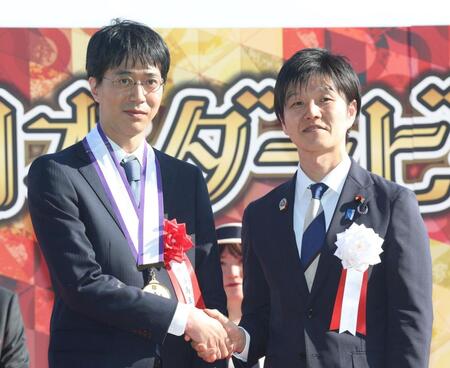 プレゼンターを務めた鈴木憲和農水大臣（右）＝撮影・佐々木彰尚