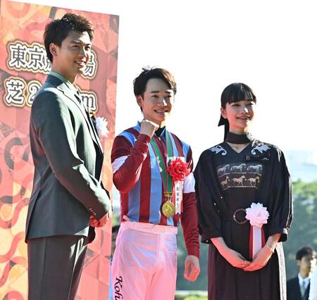 プレゼンターの竹内涼真（左）と見上愛（右）と笑顔で写真に納まる松山（撮影・持木克友）