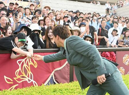 竹内涼真（右）がリボンを手渡しするサプライズサービスに大喜びの女性ファン（撮影・園田高夫）