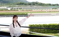 初めて栗東トレセン取材を行った皆藤愛子（撮影・中田匡峻）