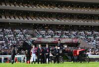 ダービーを制した松山ら関係者（撮影・佐々木彰尚）