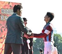 笑顔で竹内涼真（左）と握手を交わす松山（撮影・持木克友）