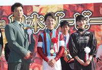 プレゼンターを務めた竹内涼真（左）、見上愛（右）と写真におさまる松山（撮影・佐々木彰尚）