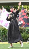 馬の衣装で登場した見上愛（撮影・園田高夫）
