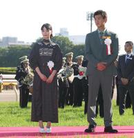 プレゼンターを務めた見上愛（左）と竹内涼真（撮影・佐々木彰尚）