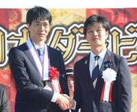 プレゼンターを務めた鈴木憲和農水大臣（右）＝撮影・佐々木彰尚