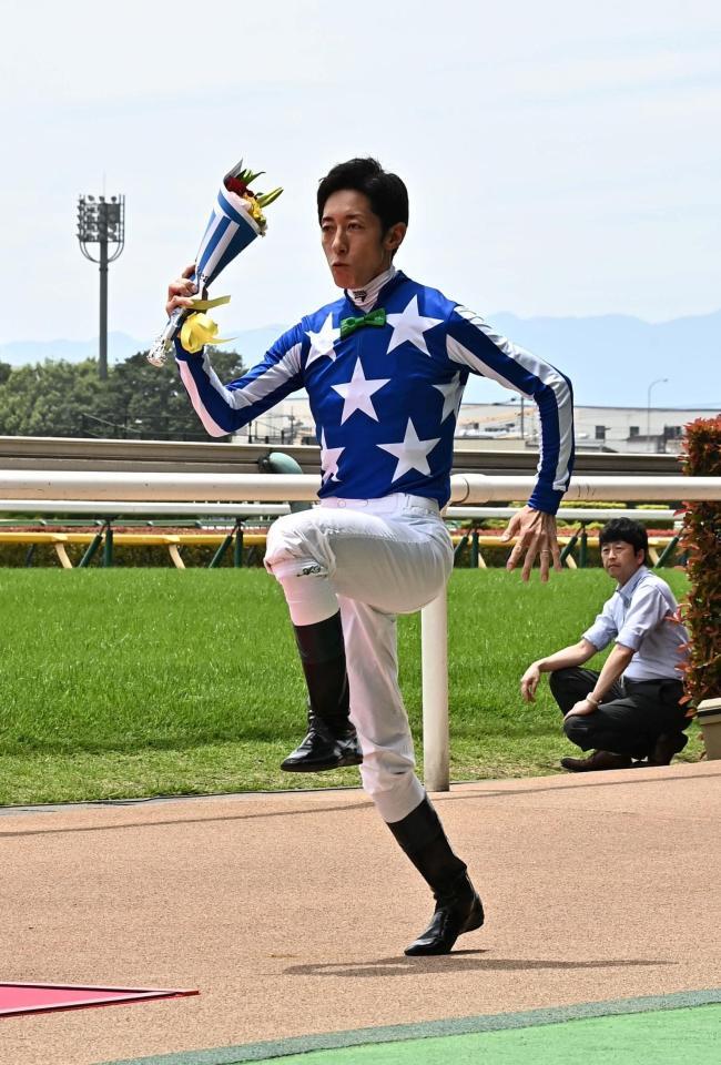 ダービー騎乗ジョッキー紹介で元気いっぱいの津村（撮影・持木克友）