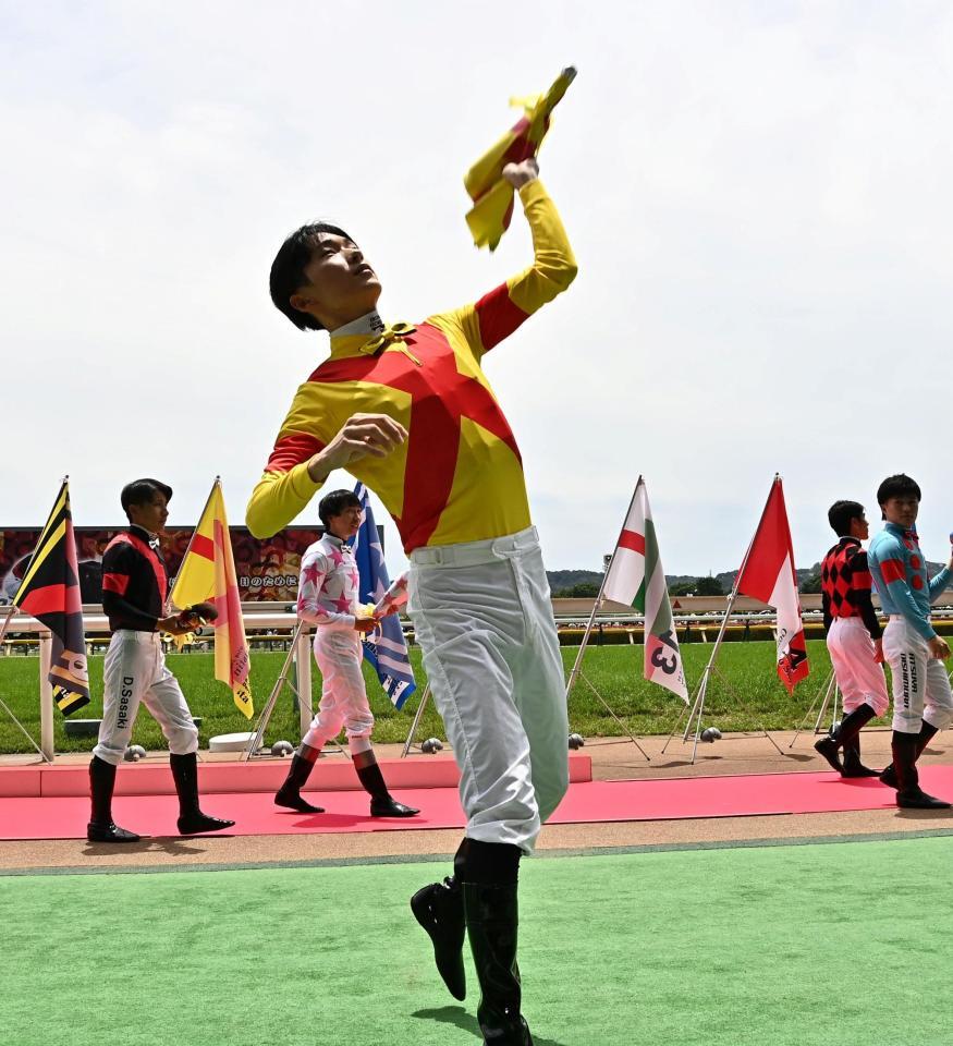ダービー騎乗ジョッキー紹介でスタンドに花束を投げ込む坂井瑠（撮影・持木克友）