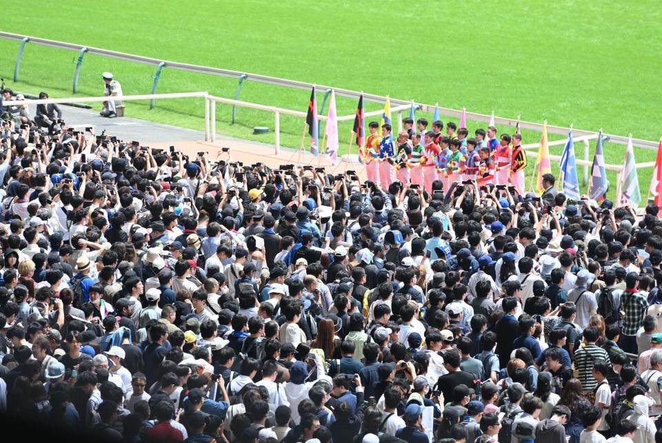 日本ダービーのジョッキー紹介を注目するスタンドのファン（撮影・園田高夫）