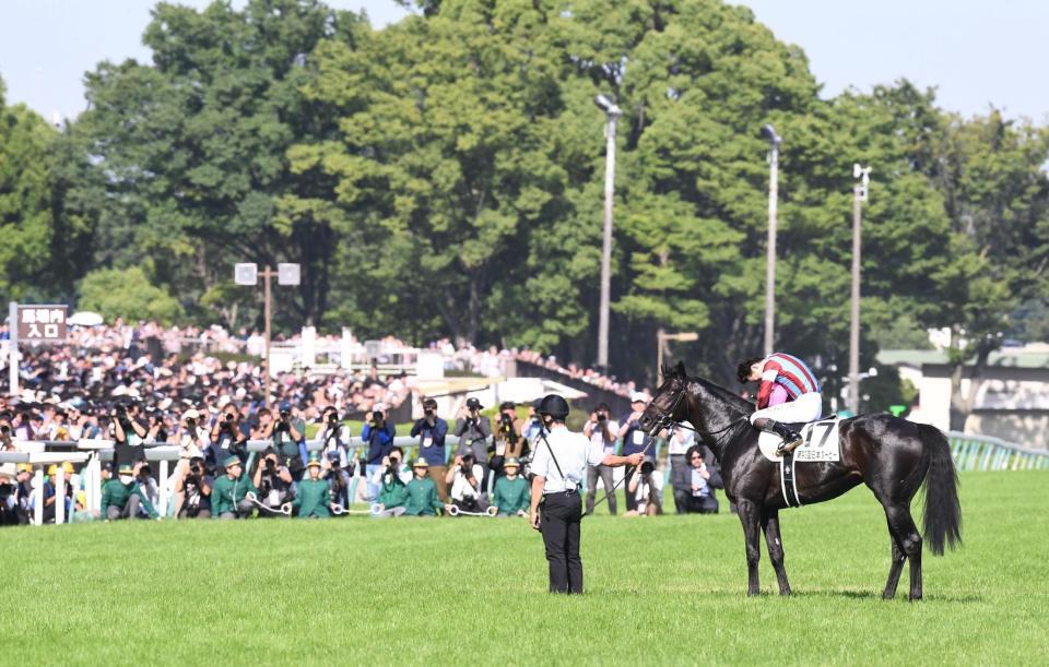 スタンドのファンに一礼する松山とロブチェン（撮影・園田高夫）