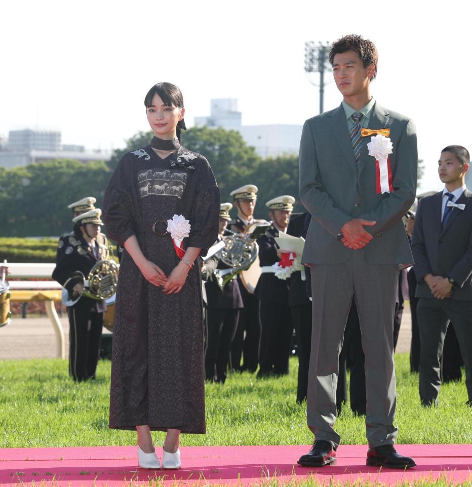 プレゼンターを務めた見上愛（左）と竹内涼真（撮影・佐々木彰尚）