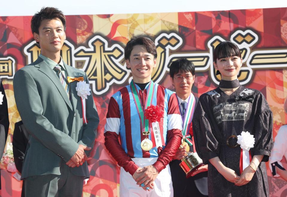 プレゼンターを務めた竹内涼真（左）、見上愛（右）と写真におさまる松山（撮影・佐々木彰尚）