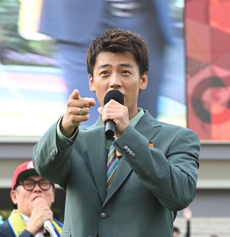 客席のファンに指さす竹内涼真（撮影・園田高夫）
