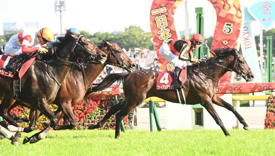 目黒記念を制したファイアンクランツ（右）＝撮影・園田高夫