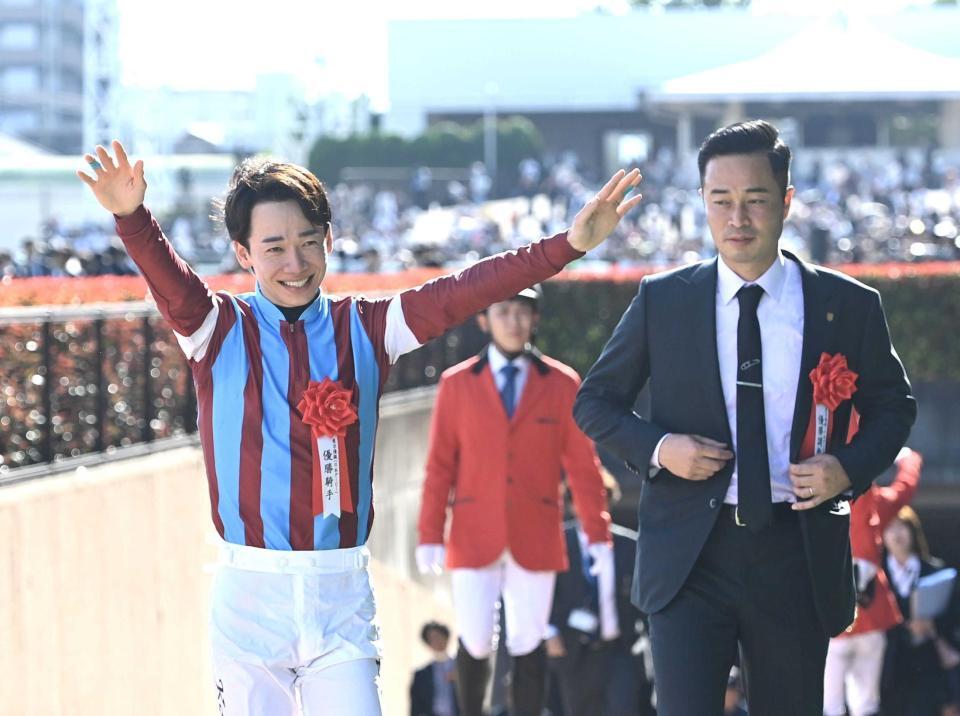 ファンの声援に応える松山（左）と杉山晴調教師（撮影・園田高夫）