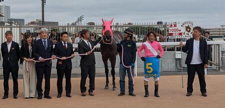 地方競馬通算１０００勝を達成した林正人調教師（左端）