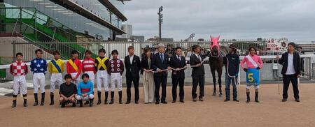 地方競馬通算１０００勝を達成した林正人調教師（右から８人目）