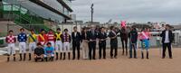 地方競馬通算１０００勝を達成した林正人調教師（右から８人目）