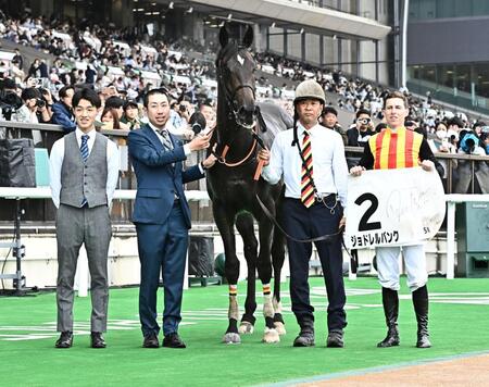 ５Ｒメイクデビュー東京を勝ったジョドレルバンクとＤ　レーン（撮影・持木克友）
