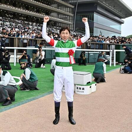 安田記念を制しガッツポーズに武豊（撮影・持木克友）