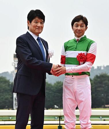 プレゼンターの林修先生（左）と笑顔で握手を交わす武豊（撮影・持木克友）
