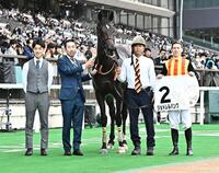５Ｒメイクデビュー東京を勝ったジョドレルバンクとＤ　レーン（撮影・持木克友）