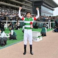 安田記念を制しガッツポーズの武豊（撮影・持木克友）