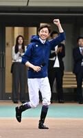 イベントに登場しファンの声援に応える武豊＝東京競馬場（撮影・持木克友）