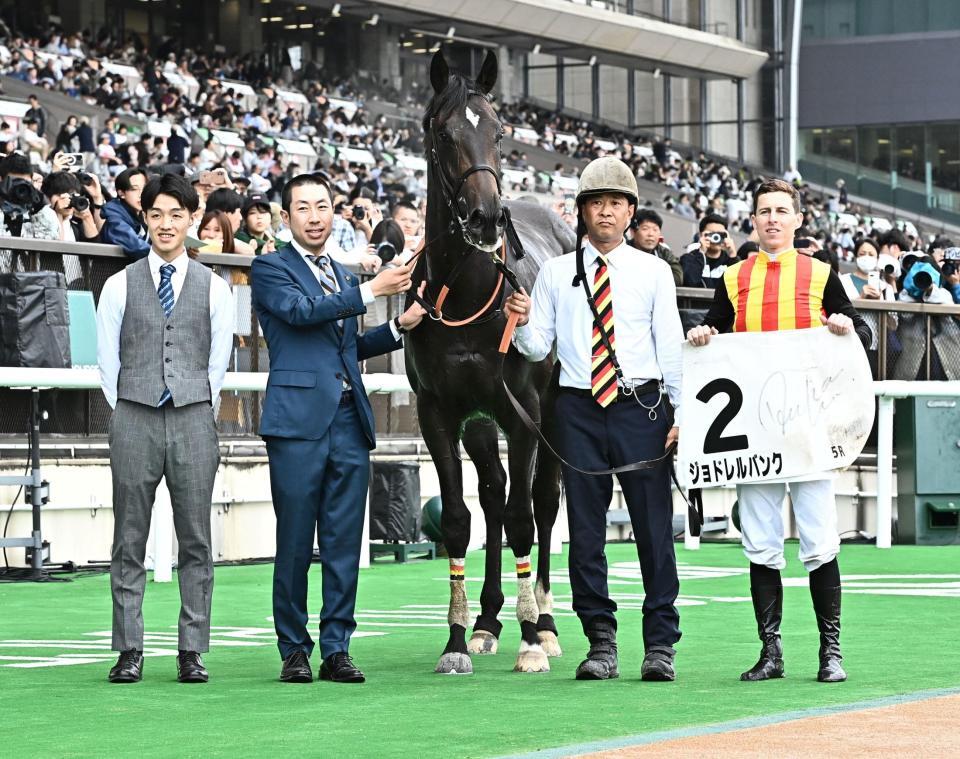 ５Ｒメイクデビュー東京を勝ったジョドレルバンクとＤ　レーン（撮影・持木克友）