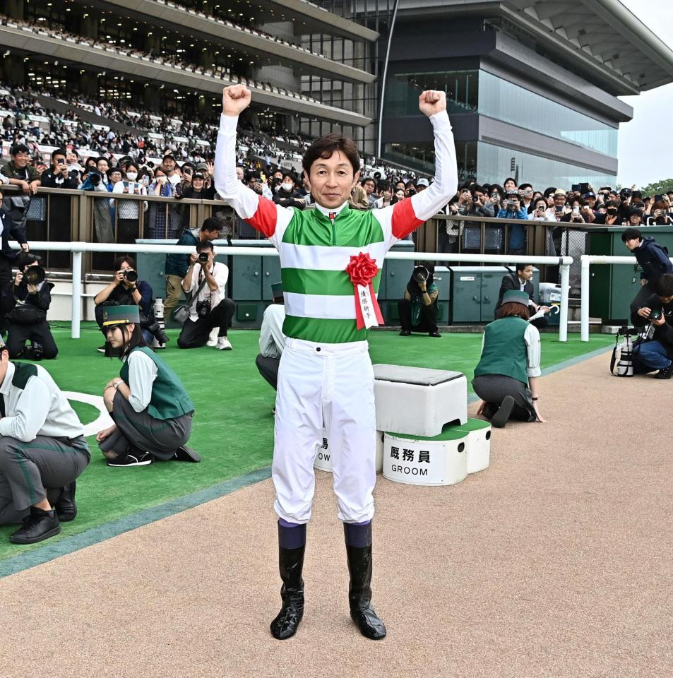 安田記念を制しガッツポーズの武豊（撮影・持木克友）