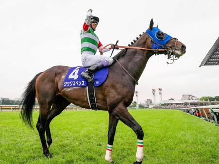 　第７６回安田記念をシックスペンスで制し、喜ぶ武豊騎手