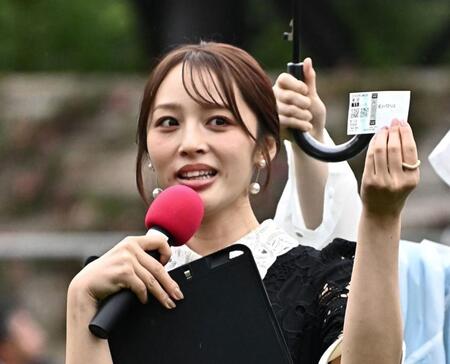 当たり馬券を披露する神部美咲＝東京競馬場（撮影・持木克友）
