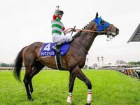 　第７６回安田記念をシックスペンスで制し、喜ぶ武豊騎手