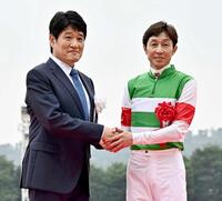 　プレゼンターの林修先生（左）と笑顔で握手を交わす武豊