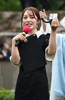 当たり馬券を披露する神部美咲＝東京競馬場（撮影・持木克友）