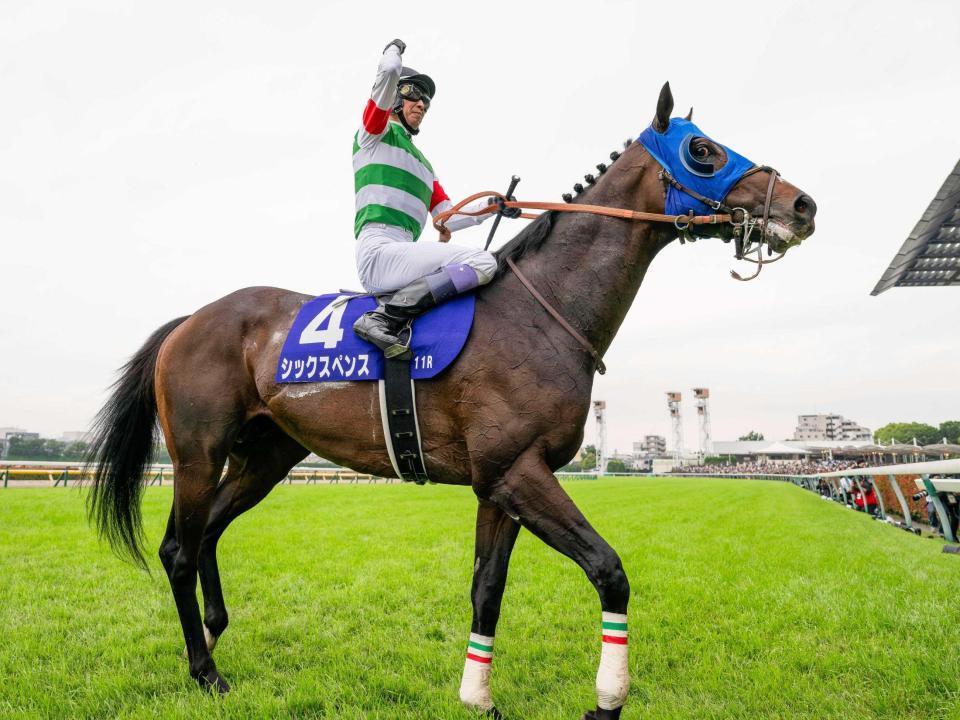 　第７６回安田記念をシックスペンスで制し、喜ぶ武豊騎手
