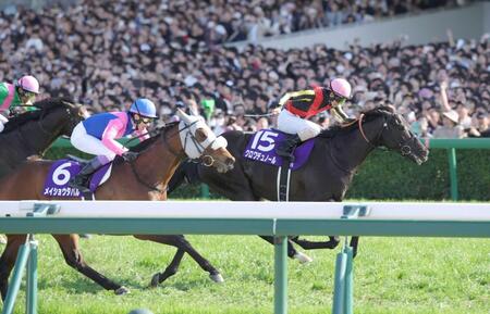 　メイショウタバル（左）を捉えて、大阪杯を制したクロワデュノール＝４月５日