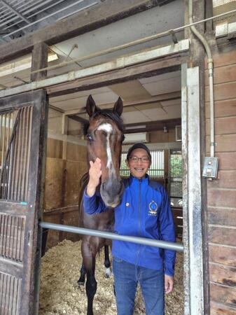 　担当の田端厩務員と馬房でリラックスするシックスペンス