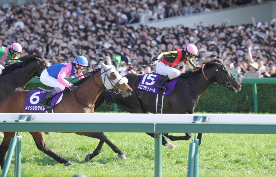 　メイショウタバル（左）を捉えて、大阪杯を制したクロワデュノール＝４月５日