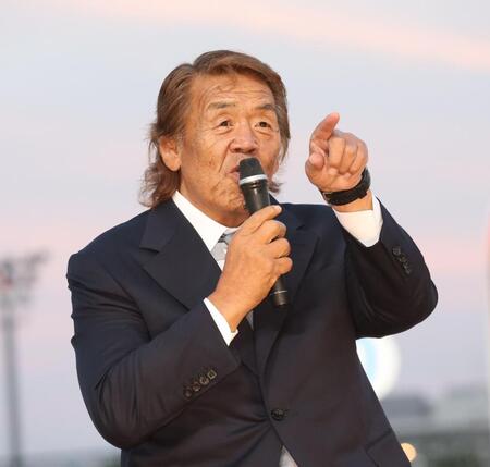 トークショーをする長州力