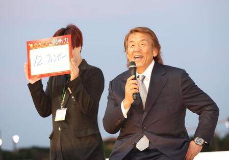 推奨馬を披露する長州力