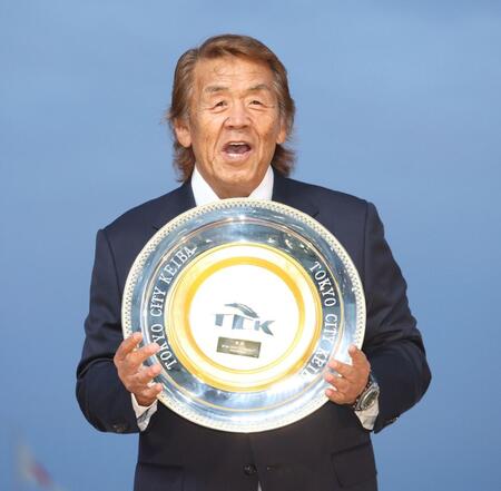 優勝シャーレを手にする長州力