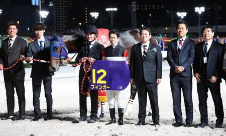 東京ダービーを制したフィンガーと戸崎圭太騎手と関係者