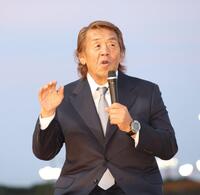 トークショーをする長州力