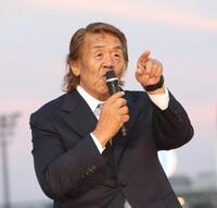 トークショーをする長州力