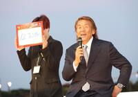 推奨馬を披露する長州力