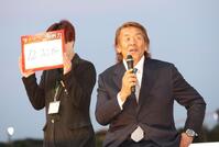 推奨馬を披露する長州力