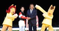 優勝した戸崎圭太騎手と握手をする長州力