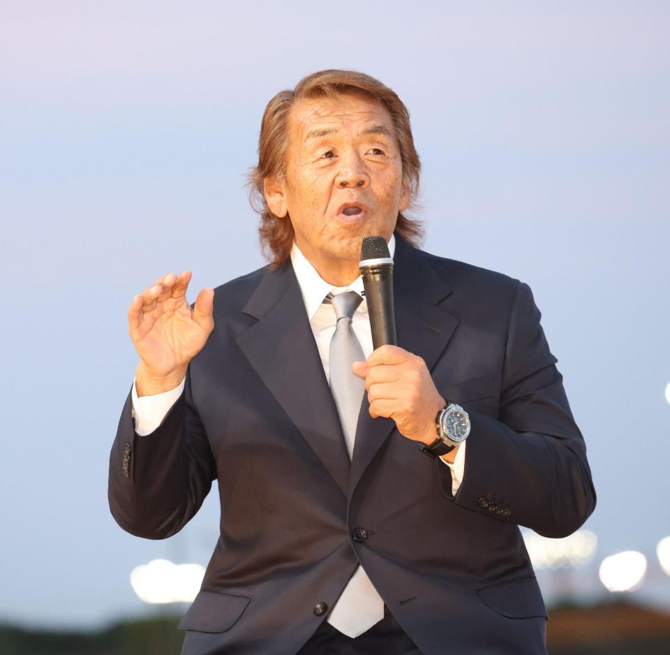 トークショーをする長州力